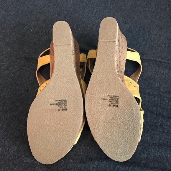 NWOT Maurice’s Wedges (yellow and tan) - Picture 6 of 7